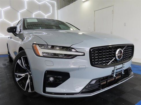 Used 2025 Volvo S60 B5 Core image 4