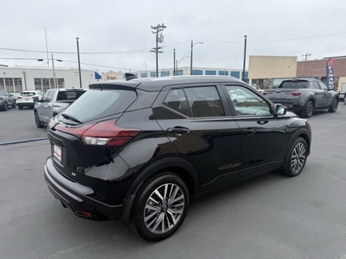 Used 2023 Nissan Kicks SV image 5