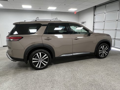 Used 2024 Nissan Pathfinder Platinum image 14