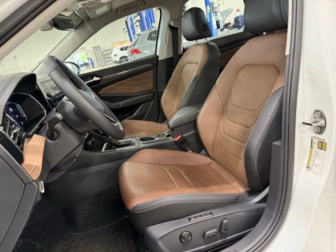 Certified 2025 Volkswagen Jetta SEL image 21