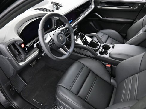 New 2025 Porsche Cayenne Turbo image 4