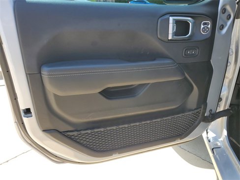 Used 2023 Jeep Wrangler Unlimited Sahara image 13