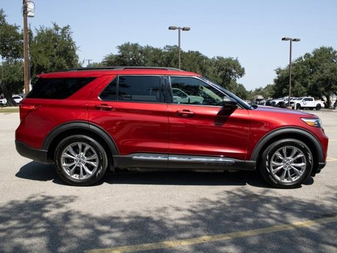 Used 2020 Ford Explorer XLT w/ Equipment Group 202A image 6