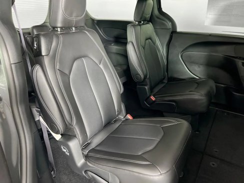 New 2025 Chrysler Pacifica Select image 28