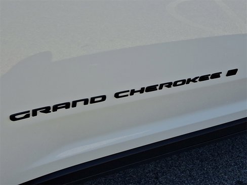 Used 2025 Jeep Grand Cherokee Altitude image 31