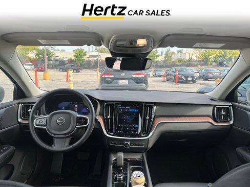 Used 2025 Volvo V60 B5 Cross Country Plus image 9