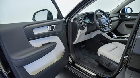 Certified 2025 Volvo XC40 B5 Plus w/ Climate Package image 20