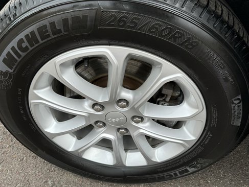Used 2021 Jeep Grand Cherokee Laredo image 11