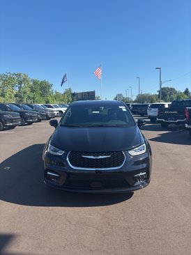 New 2026 Chrysler Pacifica Select image 1