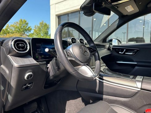 Used 2024 Mercedes-Benz GLC 300 4MATIC image 2