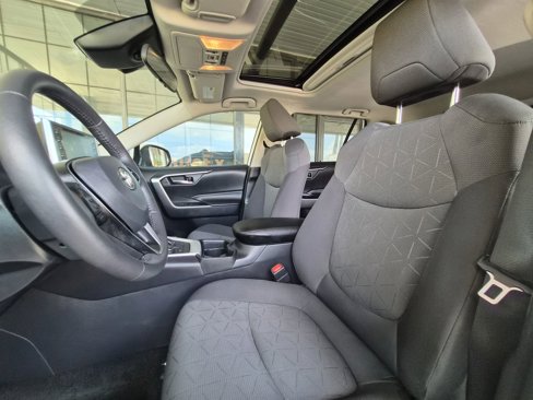 Used 2021 Toyota RAV4 XLE image 9