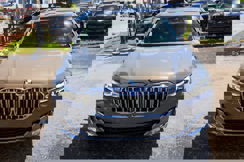 Used 2022 BMW 740i w/ Premium Package image 24
