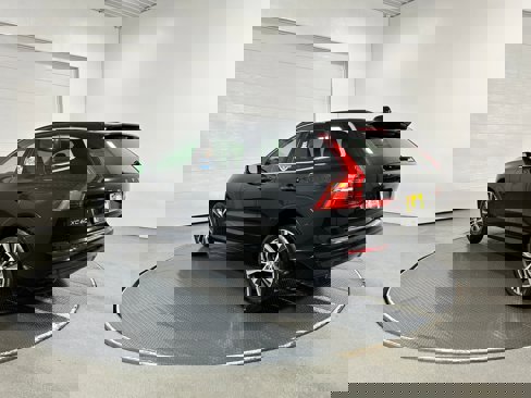 Used 2022 Volvo XC60 B5 Momentum w/ Climate Package image 19