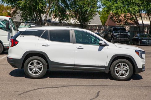 Used 2023 GMC Terrain SLE w/ Driver Convenience Package image 4