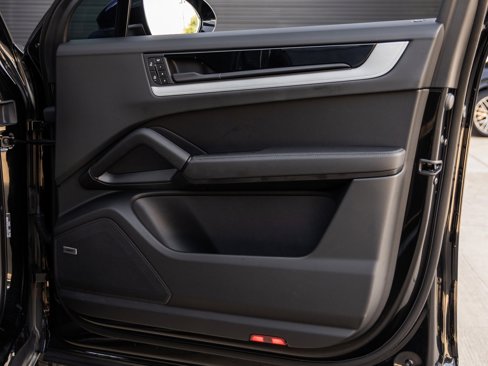 Used 2025 Porsche Cayenne image 38