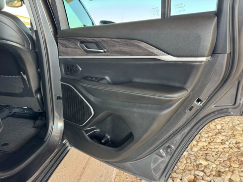 Used 2022 Jeep Grand Cherokee Limited image 24