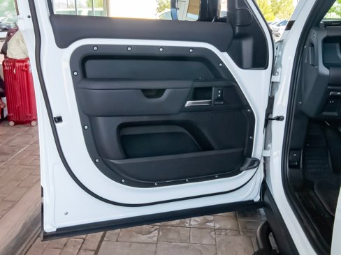 New 2025 Land Rover Defender 110 X-Dynamic SE image 31