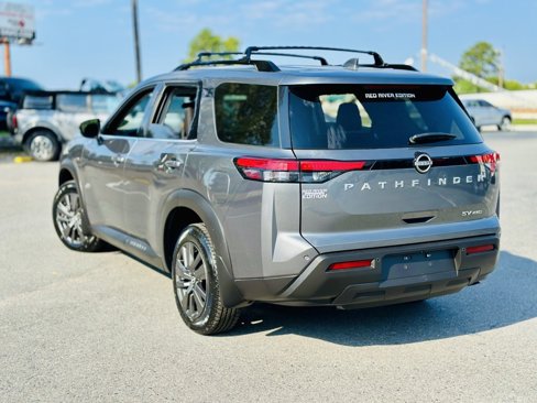 Used 2022 Nissan Pathfinder SV image 3