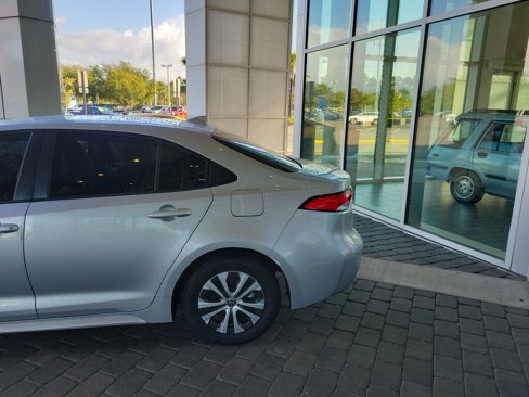 Used 2022 Toyota Corolla LE image 4
