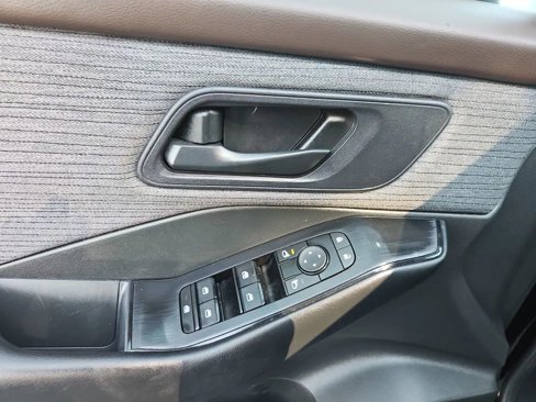Used 2023 Nissan Rogue S image 14