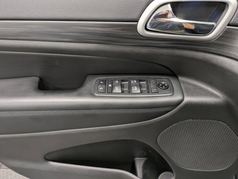 Used 2021 Jeep Grand Cherokee Laredo image 9