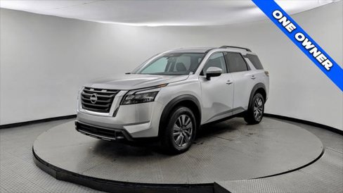 Used 2025 Nissan Pathfinder SV image 2