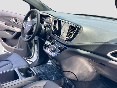 New 2026 Chrysler Pacifica Select image 5