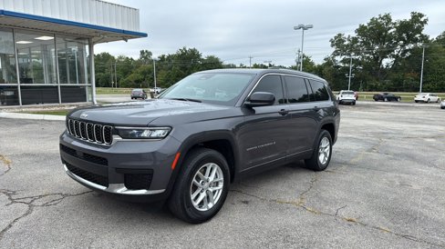 Used 2024 Jeep Grand Cherokee L Laredo image 1