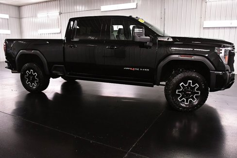 Used 2024 GMC Sierra 2500 AT4X image 8