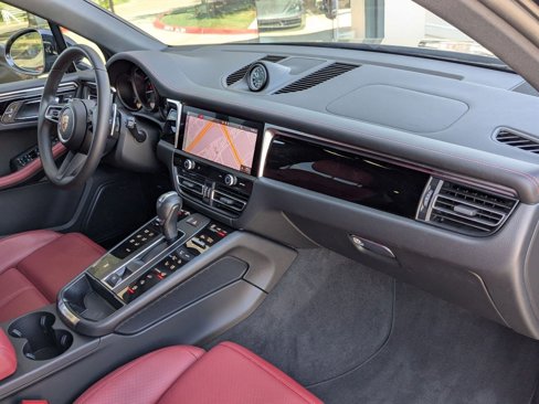 Certified 2025 Porsche Macan image 26