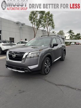 Certified 2025 Nissan Pathfinder Platinum image 1
