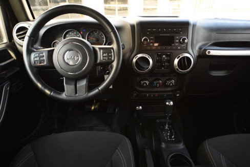 Used 2018 Jeep Wrangler Unlimited Sahara w/ Connectivity Group image 16