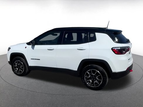 Used 2025 Jeep Compass Trailhawk image 9