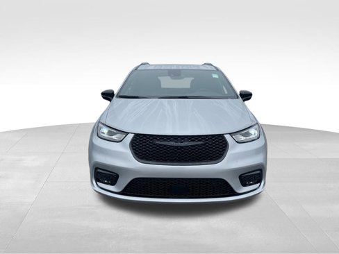 New 2026 Chrysler Pacifica Limited w/ Uconnect Theater Family Group image 8