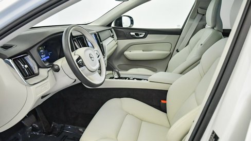 Certified 2025 Volvo XC60 T8 Plus w/ Protection Package Premier image 18