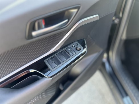 Used 2022 Toyota C-HR XLE image 19