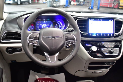 Used 2024 Chrysler Pacifica Limited image 10