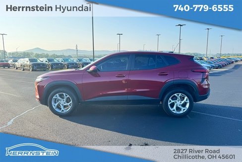 Used 2025 Chevrolet Trax LS w/ LS Convenience Package image 4