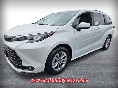 New 2025 Toyota Sienna XLE w/ XLE Plus Package image 3