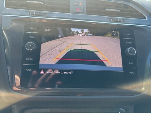 Used 2021 Volkswagen Tiguan SE w/ Panoramic Sunroof Package image 21