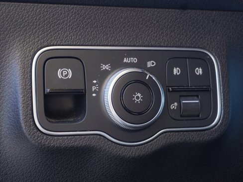 Used 2023 Mercedes-Benz GLB 250 4MATIC image 11