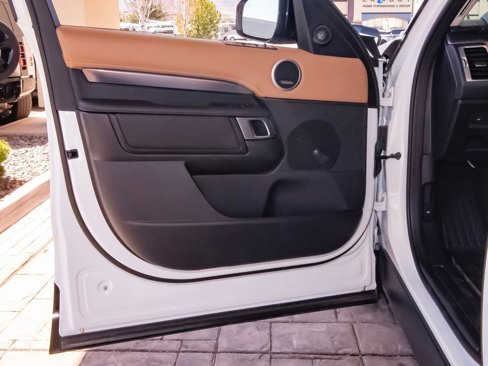 New 2025 Land Rover Discovery Metropolitan Edition image 34