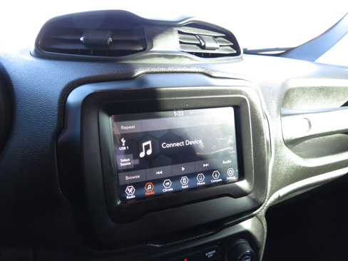 Used 2018 Jeep Renegade Latitude w/ Popular Equipment Group image 17