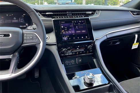 New 2025 Jeep Grand Cherokee L Altitude image 7