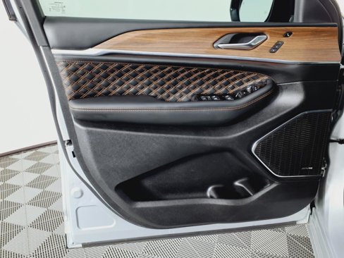 Used 2024 Jeep Grand Cherokee Summit w/ Luxury Tech Group V image 16