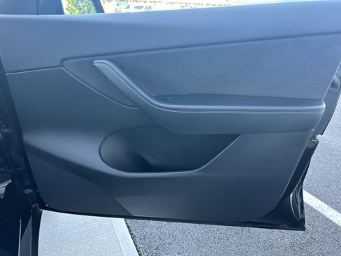 Used 2022 Tesla Model Y Long Range image 29