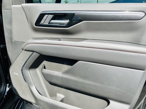 Used 2025 Chevrolet Suburban RST image 36