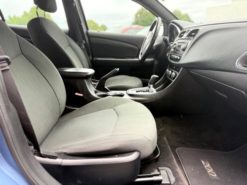 Used 2011 Chrysler 200 Touring image 34