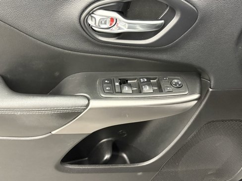 Used 2019 Jeep Cherokee Latitude Plus w/ Trailer Tow Group image 12
