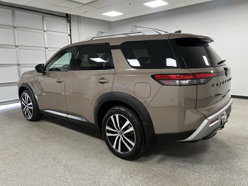 Used 2024 Nissan Pathfinder Platinum image 9
